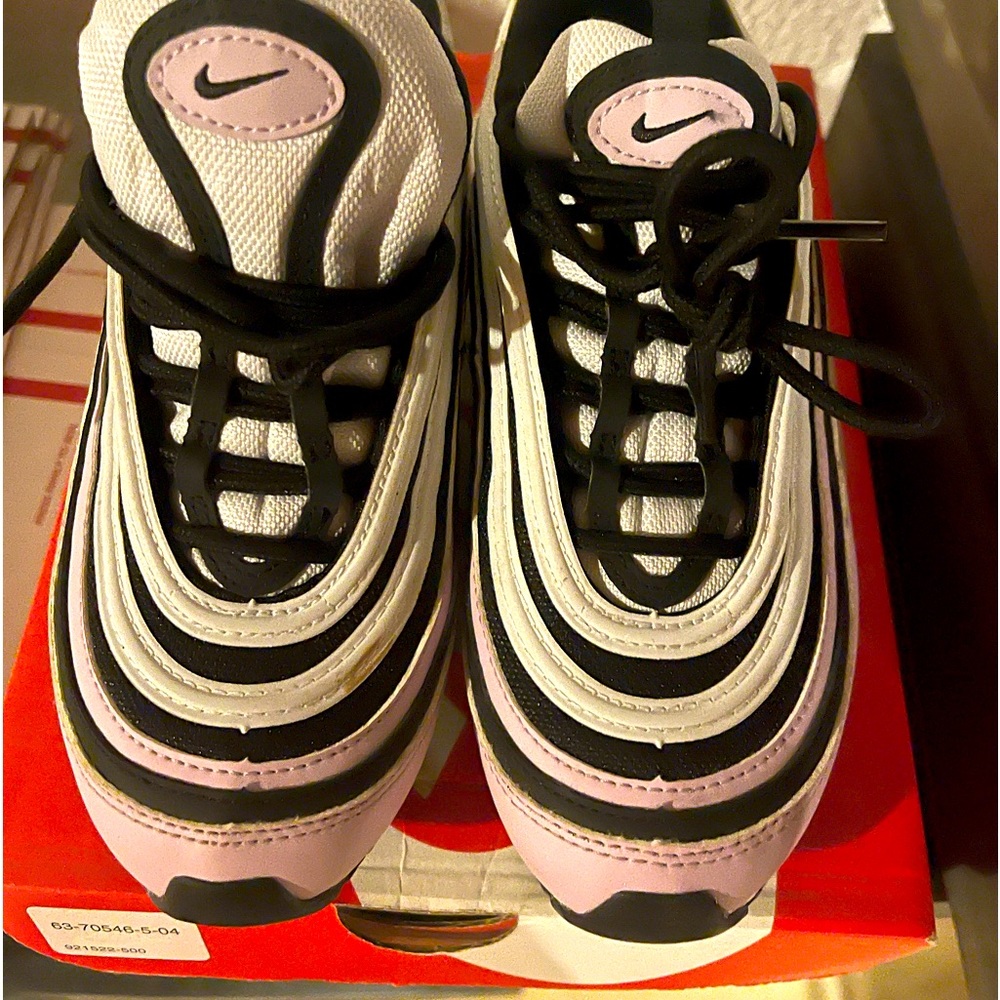 Women’s Nike sneaker 97